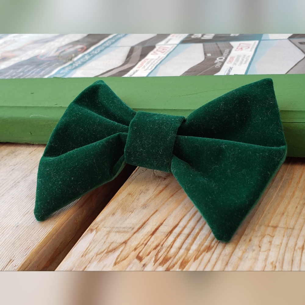 Hunter Green Velvet Bowtie!
